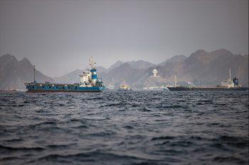 عمان اعلام کرد با هماهنگی سازمان بینالمللی دریانوردی، یک کریدور دریایی موقت برای کشتیهایی که قصد عبور از تنگه هرمز را دارند، ایجاد کرده است.