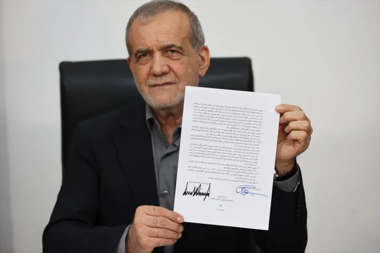 خبرگزاری جمهوری اسلامی گزارش داد که مسعود پزشکیان، رئیسجمهور جمهوری اسلامی، روز پنجشنبه در فاصلهای کوتاه پس از دونالد ترامپ، رئیسجمهور آمریکا، تفاهمنامه میان تهران و واشنگتن را بهصورت دیجیتالی و غیرحضوری امضا کرد.