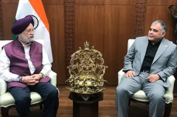 همزمان با سفر وزیر نفت جمهوری اسلامی به هند و در شرایطی که محدودیت‌های صادرات نفت ایران به‌طور موقت کاهش یافته است، گزارش‌ها از تلاش تهران برای احیای روابط نفتی با دهلی نو و بازگرداندن نفت ایران به یکی از بزرگ‌ترین بازارهای انرژی آسیا حکایت دارد.