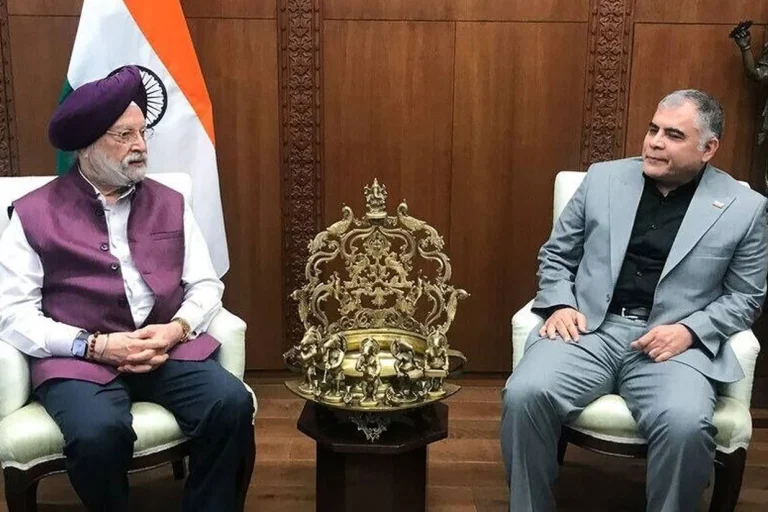 همزمان با سفر وزیر نفت جمهوری اسلامی به هند و در شرایطی که محدودیت‌های صادرات نفت ایران به‌طور موقت کاهش یافته است، گزارش‌ها از تلاش تهران برای احیای روابط نفتی با دهلی نو و بازگرداندن نفت ایران به یکی از بزرگ‌ترین بازارهای انرژی آسیا حکایت دارد.