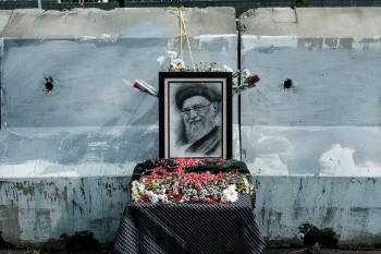 معاون شهرداری تهران اعلام کرد پیکر علی خامنهای، رهبر پیشین جمهوری اسلامی براساس وصیت خودش در حرم امام هشتم شیعیان در مشهد دفن خواهد شد.
