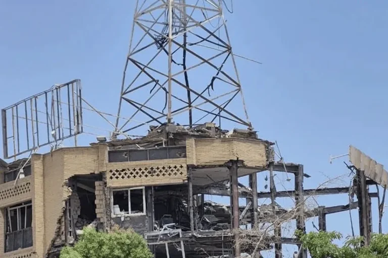 بر اساس اعلام مقامهای محلی در استان هرمزگان، حملات شب گذشته آمریکا به زیرساختهای ارتباطی این استان موجب از کار افتادن بیش از ۱۱۶ دکل مخابراتی و اختلال در خدمات ارتباطی برخی مناطق شده است.