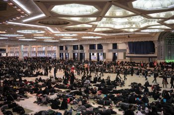 در ویدئویی منتشر شده، عروسک نمادین دونالد ترامپ، رئیس جمهور آمریکا در میدان امام حسین تهران، در مقابل جمعیت به دار آویخته شد؛ همچنین برخی شرکت‌کنندگان، پارچه‌هایی با کلمات «ترامپ را بکشید» در دست دارند.