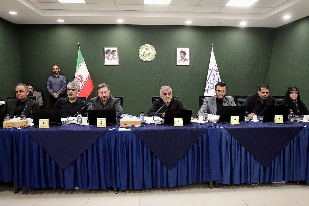 مجلس شورای اسلامی در نخستین جلسه علنی وبیناری خود، کلیات لایحه «مقابله با جنایات بین‌المللی» را تصویب کرد. هم‌زمان، علی نیکزاد، نایب‌رئیس مجلس، با هشدار به بریتانیا، بلغارستان و اوکراین، اعلام کرد هر نقطه‌ای که مبدأ حمله به ایران باشد، هدف نیروهای مسلح قرار خواهد گرفت.