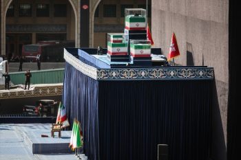مراسم تشییع علی خامنهای در تهران با حضور مقامهای داخلی و هیئتهایی از چند کشور آغاز شد. مقامهای جمهوری اسلامی اعلام کردهاند که آیینهای تشییع طی شش روز در شهرهای مختلف ایران و عراق ادامه خواهد داشت و مراسم با خاکسپاری او در مشهد پایان مییابد.