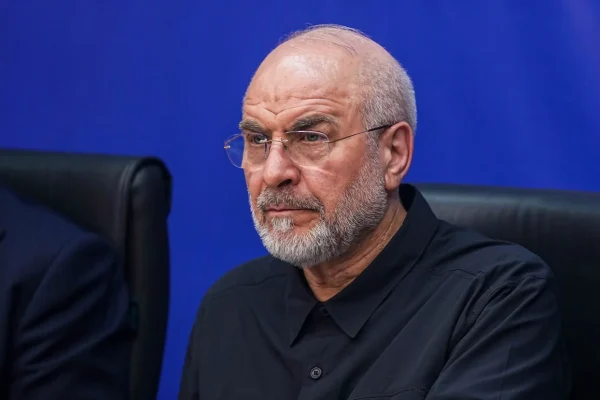 محمدباقر قالیباف، رئيس مجلس شورای اسلامی تهدید کرد که اگر جمهوری اسلامی موفق به فروش نفت نشود، کشورهای منطقه هم موفق به فروش نفت نخواهند شد. او افزود که وضعیت تنگه هرمز به قبل از جنگ باز نخواهد گشت.
