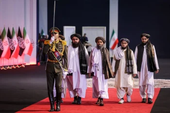 هیئتی از طالبان و یک جبهه مخالف طالبان به رهبری احمد مسعود و محمد محقق روز جمعه برای ادای احترام به پیکر علی خامنهای و تشییع در مصلای تهران حضور یافتند.