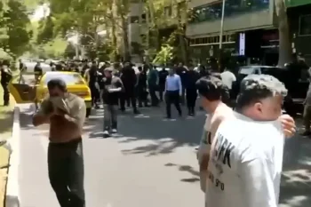 اتحادیه هماهنگکننده رانندگان سراسر کشور روز چهارشنبه، ۲۴ تیرماه از حمله ماموران با گاز اشکآور و باتوم به تجمعات اعتراضی رانندگان در خیابان ولیعصر تهران خبر داد.