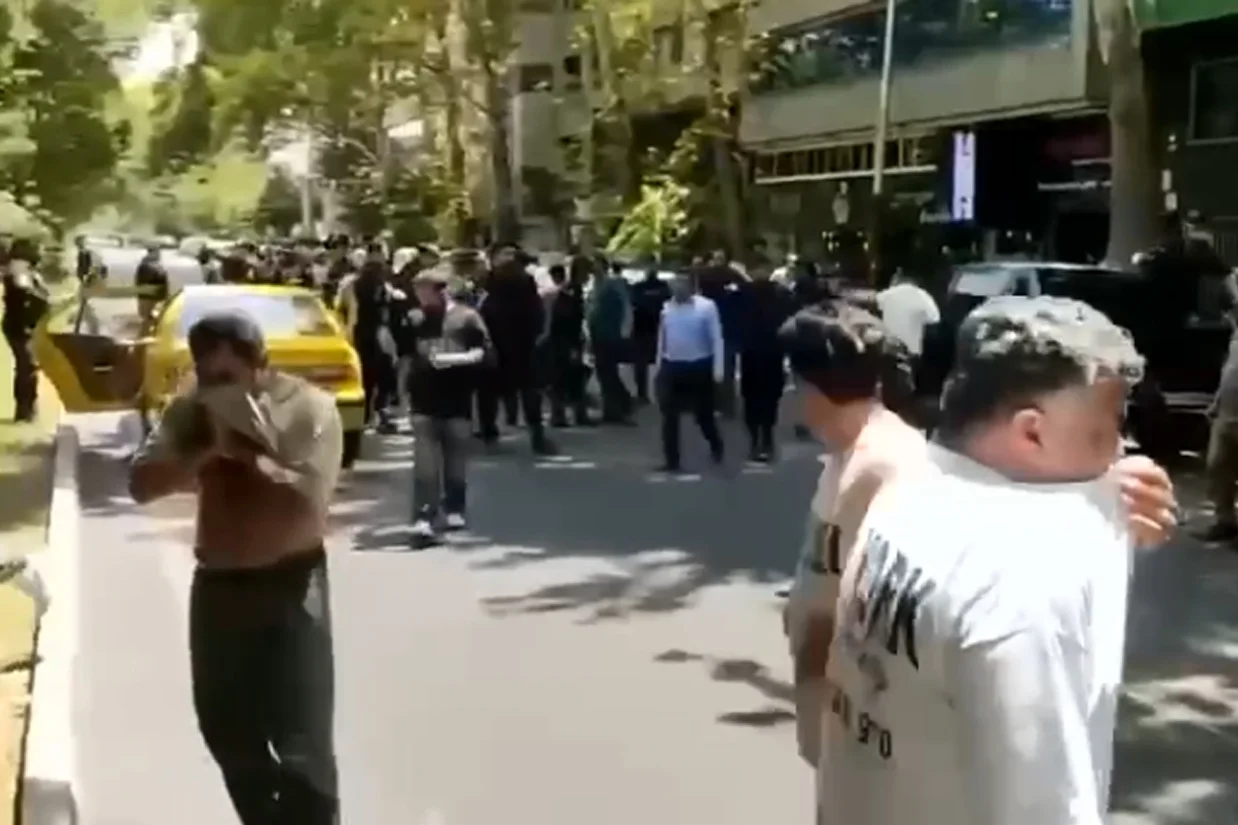 اتحادیه هماهنگ‌کننده رانندگان سراسر کشور روز چهارشنبه، ۲۴ تیرماه از حمله ماموران با گاز اشک‌آور و باتوم به تجمعات اعتراضی رانندگان در خیابان ولی‌عصر تهران خبر داد.