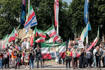 ایرانیان مقیم ده‌ها شهر جهان، در پی فراخوان شاهزاده رضا پهلوی، روز شنبه ۱۳ تیر مقابل سفارت‌ها و کنسولگری‌های آمریکا در مخالفت با توافق واشینگتن و تهران تجمع کردند.