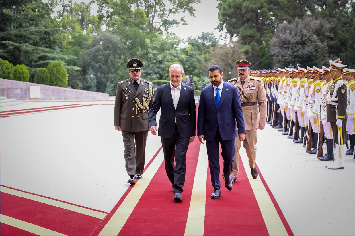 علی فالح الزیدی، نخست وزیر عراق در اولین سفر رسمی خود به تهران با مسعود پزشکیان، رئیس جمهوری اسلامی در کاخ سعدآباد دیدار و گفتگو کرد.