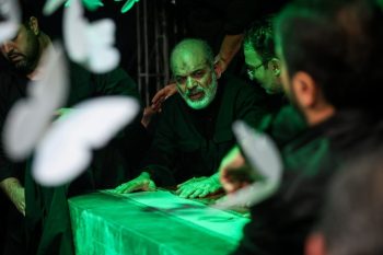 در مراسم حکومتی «وداع» با علی خامنه‌ای، رهبر سابق جمهوری اسلامی و پیکرهای اعضای خانواده‌اش، عدم حضور مجتبی خامنه‌ای و نخستین حضور احمد وحیدی، فرمانده کل سپاه پاسداران بعد از چند ماه غیبت توجه برانگیز شد.