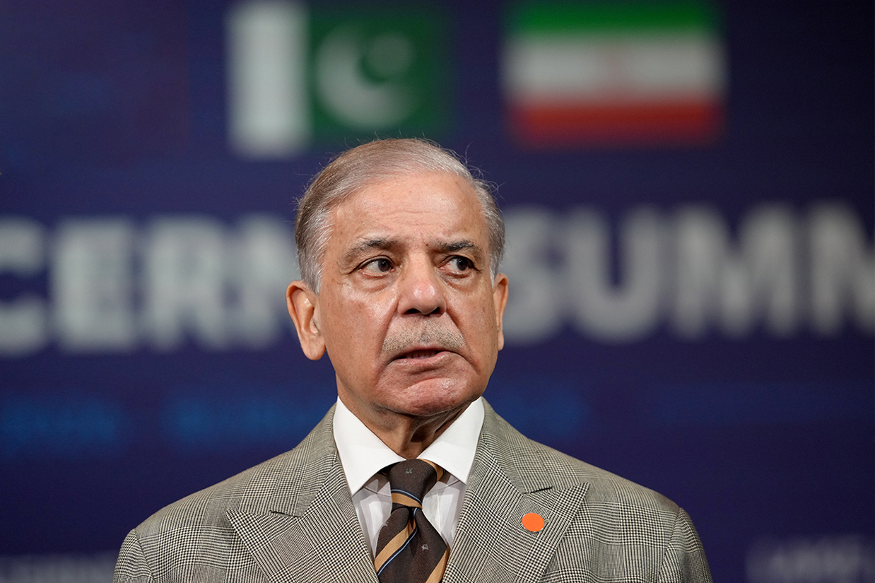 نخست‌وزیر پاکستان اعلام کرد در گفت‌وگویی تلفنی با محمد بن سلمان، حملات شبه‌نظامیان حوثی به نفتکش‌های عربستان در دریای سرخ را به‌شدت محکوم کرده است.