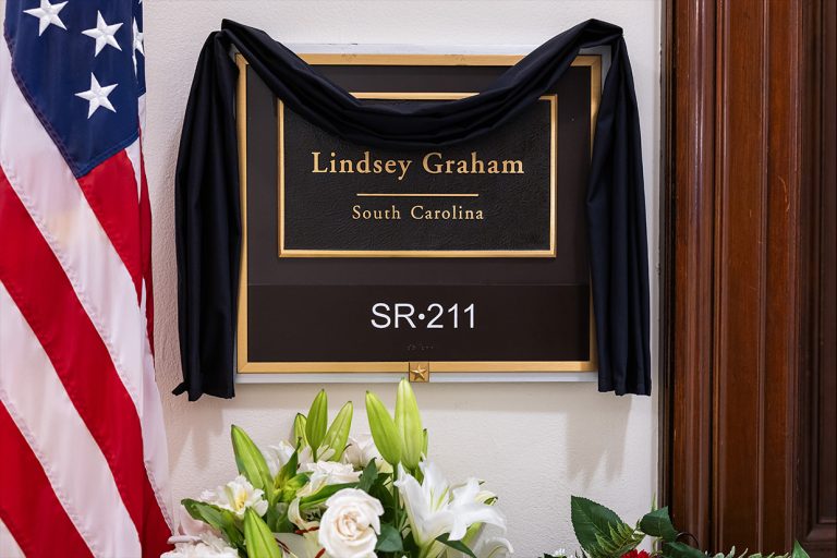 دونالد ترامپ، رئیسجمهور آمریکا گفت از تئوریهای توطئهای که درباره مرگ ناگهانی لیندزی گراهام، نماینده جمهوریخواه از کارولینای جنوبی، مطرح شده آگاه است، اما معتقد است اگر افبیآی درباره این ادعاها تحقیق کند، وقت خود را تلف میکند.