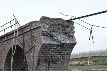 استانداری هرمزگان اعلام کرد در پی حملات بامداد جمعه، شش پل در شهرستان خمیر آسیب دیده و تردد در محورهای مرتبط با این پلها با کندی انجام میشود.