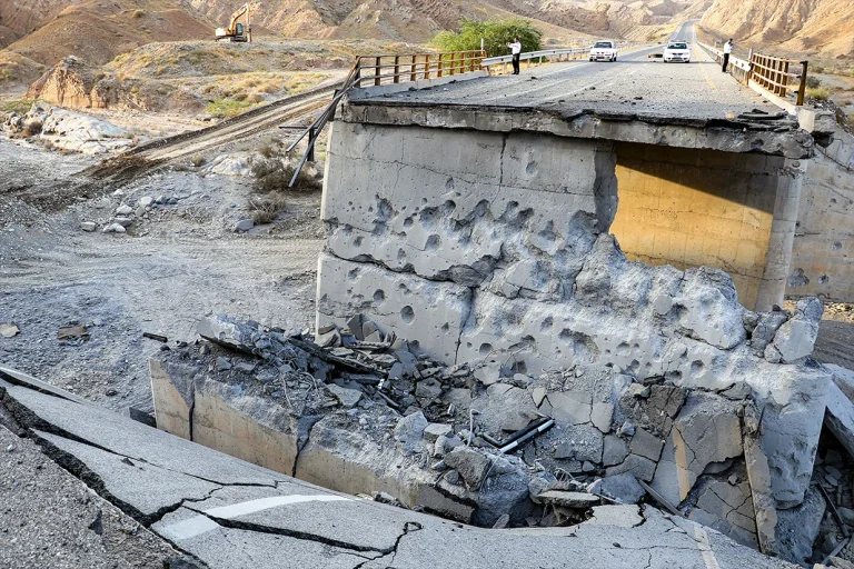 پس از کشته شدن سه نظامی آمریکایی در روزهای اخیر، ایالات متحده حملات تلافیجویانهای را علیه حکومت ایران آغاز کرده است.