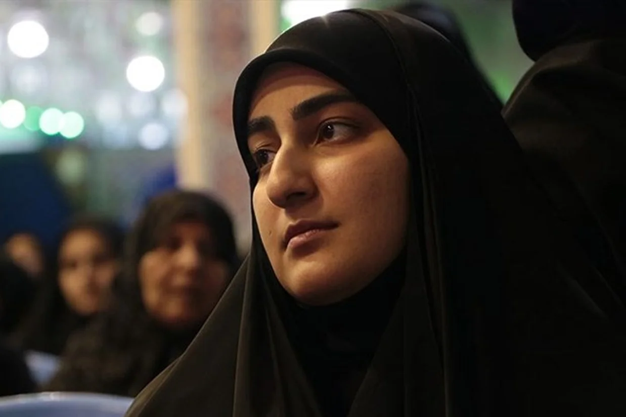 زینب سلیمانی، دختر قاسم سلیمانی، با انتشار تصویری از دونالد ترامپ در صفحه شخصی خود در ویراستی، پیامی تهدیدآمیز خطاب به رئیسجمهور آمریکا منتشر کرد.