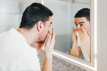 تغییراتی مانند پف دور چشم، ورم صورت، رنگپریدگی یا تیرگی پوست میتوانند از نشانههای احتمالی مشکلات کلیوی باشند.