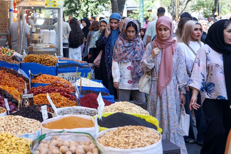 تازه‌ترین آمارهای رسمی از ادامه افزایش قیمت‌ها در ایران حکایت دارد؛ مرکز آمار ایران اعلام کرده است که نرخ تورم سالانه در مرداد ۱۴۰۵ به ۶۹.۹ درصد رسیده و تورم خوراکی‌ها و آشامیدنی‌ها نیز از ۱۲۷ درصد عبور کرده است.