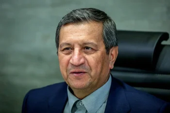 عبدالناصر همتی، بالا رفتن نرخ ارز را «جوسازی آمریکا» و موقت خواند و گفت که فاصله نرخ ارز با نرخ مبادله به دلیل «هجوم تبلیغاتی» افزایش یافته است، اما مسیر سیاست ارزی جمهوری اسلامی «درست» پیش میرود.