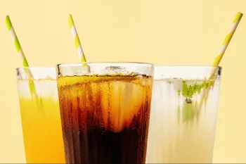 یک پژوهش روی بیش از ۲۵ هزار کودک و نوجوان نشان می‌دهد مصرف منظم نوشیدنی‌های شیرین، از جمله آبمیوه صددرصد طبیعی، با افزایش خطر ابتلا به فشار خون بالا در سال‌های بعدی زندگی ارتباط دارد.