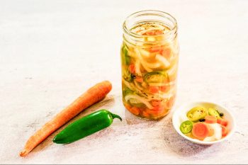 با تهیه ترشی فوری هویج، فلفل هالاپینو و پیاز میتوانید بدون هفتهها انتظار برای تخمیر از ترشی و تردیِ دلپذیر و فیبر مفیدِ آن برای سلامت رودهها لذت ببرید.
