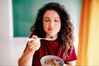 یک مطالعه کوچک با بررسی ۴۷ خانم یائسه نشان داد محدود کردن زمان غذا خوردن و مصرف وعدهها در ساعات ابتدایی روز میتواند به بهبود عملکرد اجرایی مغز، از جمله برنامهریزی، حل مسئله، حافظه کاری و انعطاف ذهنی کمک کند.