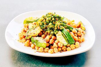 کدو سبز، نخود، سیر، روغن زیتون و پسته ترکیبی سرشار از فیبر، پتاسیم، منیزیم و چربی‌های مفید فراهم می‌کنند. در این مطلب با نقش این مواد در حمایت از فشار خون سالم و طرز تهیه یک غذای ساده و مغذی در فر آشنا شوید.