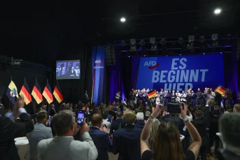 بر اساس نظرسنجیها، حزب آلترناتیو برای آلمان (AfD) در انتخابات ایالتی ۶ سپتامبر در زاکسن-آنهالت ۴۴.۵ درصد آرا را به دست آورد و به پیروز انتخابات در این ایالت شرقی تبدیل شد.