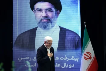 محمدرضا عارف، معاون اول رئیسجمهور جمهوری اسلامی، آمریکا را تهدید به کمبود سوخت کرد و گفت آمریکاییها باید به فکر ذخیره بنزین و سوخت باشند؛ ماههای سیاهی در انتظار اقتصاد آمریکاست.