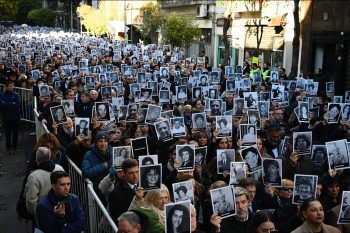 یک دادگاه آرژانتین دستور پیگرد قانونی محسن رضایی، دبیر فعلی شورای عالی امنیت ملی و احمد وحیدی، فرمانده کل سپاه پاسداران را در پرونده بمبگذاری آمیا صادر کرد.
