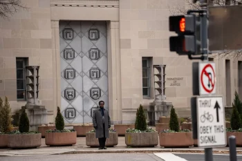 یک زن چینی پس از توقف در فرودگاه متروپولیتن دیترویت، به مأموران اف‌بی‌آی اعتراف کرد که برای جمع‌آوری اطلاعات در آمریکا به درخواست مأموران اطلاعاتی چین مستقر در شانگهای وارد این کشور شده است.