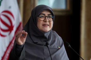 فاطمه مهاجرانی، سخنگوی دولت جمهوری اسلامی، اعلام کرد نرخ سوم بنزین از بامداد سهشنبه ۱۷ شهریور به لیتری ۱۰ هزار تومان افزایش خواهد یافت؛ به این ترتیب، قیمت بنزین در این بخش نسبت به نرخ پیشین پنج هزار تومانی دو برابر میشود.