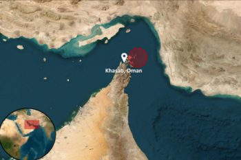 سازمان ارزیابی ریسک دریایی ماریسکس مستقر در یونان اعلام کرد که دو نفتکش حامل نفت خام شامگاه دوشنبه هنگام عبور از تنگه هرمز هدف پرتابه‌های ناشناس قرار گرفتند.