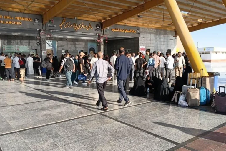 خبرگزاری رویترز به نقل از دو منبع امنیتی گزارش داد که عراق در پی تازهترین حملات پهپادی به عربستان سعودی، بهعنوان اقدامی احتیاطی دستور بسته شدن گذرگاه مرزی شلمچه میان عراق و ایران را صادر کرده است.