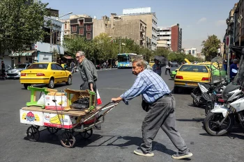یک فعال کارگری با انتقاد از تشدید فشار گرانیها بر خانوارهای کارگری گفت خط فقر در ایران اکنون به بالای ۷۰ میلیون تومان رسیده است.