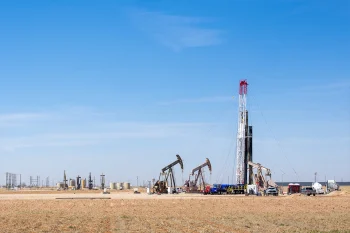 به گزارش سی‌بی‌اس نیوز، قیمت جهانی نفت در نزدیکی بالاترین سطح خود از ماه ژوئیه رسیده است زیرا درگیری واشنگتن و تهران و اختلالات ناشی از آن در بخش انرژی هیچ نشانه‌ای از فروکش کردن نشان نمی‌دهد.