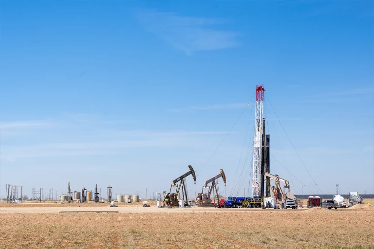 به گزارش سیبیاس نیوز، قیمت جهانی نفت در نزدیکی بالاترین سطح خود از ماه ژوئیه رسیده است زیرا درگیری واشنگتن و تهران و اختلالات ناشی از آن در بخش انرژی هیچ نشانهای از فروکش کردن نشان نمیدهد.