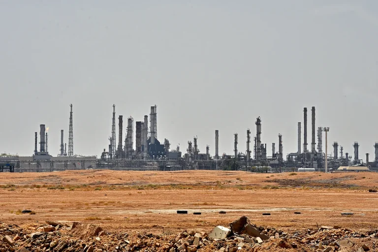 عربستان سعودی پس از حمله به خط لوله نفت شرق به غرب، فعالیت این مسیر راهبردی انتقال نفت خام به دریای سرخ را بهطور احتیاطی متوقف کرد.