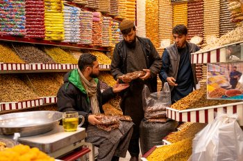 رئیس اتاق مشترک ایران و افغانستان با انتقاد از معطلی طولانی کامیون‌های ایرانی در مرزهای دو کشور گفت که ضعف مدیریت در مرزهای ایران باعث افزایش هزینه حمل‌ونقل و کاهش قدرت رقابت کالاهای ایرانی در بازار افغانستان شده است.