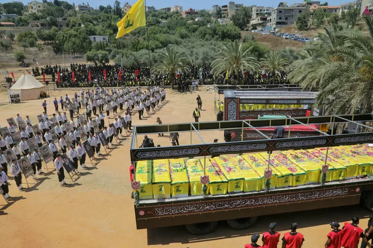 نشریه اکونومیست در گزارشی درباره وضعیت گروههای موسوم به «محور مقاومت» نوشت پس از سه سال جنگ و تحولات گسترده در خاورمیانه، گروههای نیابتی و متحد جمهوری اسلامی مسیرهای متفاوتی در پیش گرفتهاند.