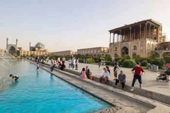 میدان نقش جهان اصفهان بیش از چهار قرن است که محل تلاقی معماری، هنر، مذهب، تجارت و زندگی شهری است. از عالیقاپو و مسجد شاه تا مسجد شیخ لطفالله و بازار قیصریه، با تاریخ شکلگیری این میدان و دلایل ثبت آن در فهرست میراث جهانی یونسکو آشنا شوید.