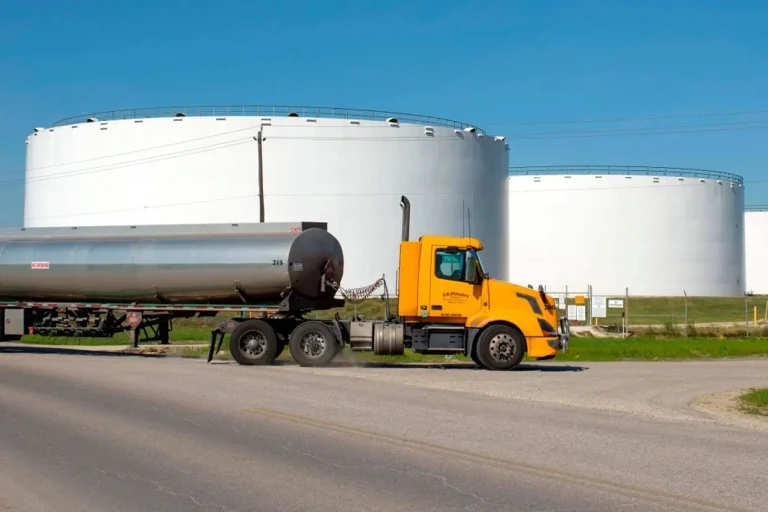 داگ برگم، وزیر کشور آمریکا روز دوشنبه به خبرنگاران گفت که ایالات متحده ممنوعیت صادرات نفت آمریکا را بررسی نمی‌کند.