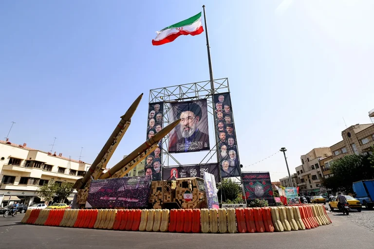 آمریکا ۱۳ فرد و نهاد را به اتهام کمک به جمهوری اسلامی برای دستیابی به تسلیحات و قطعات نظامی تحریم کرد. افراد و نهادهای هدف این تحریمها در روسیه، چین، هنگکنگ و پاکستان مستقر هستند.