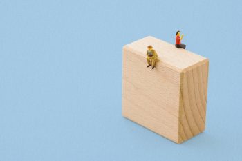 به تعویق انداختن بخشش میتواند احساس رنجش، خشم و دلخوری را طولانیتر کند و بازسازی روابط را دشوارتر سازد.