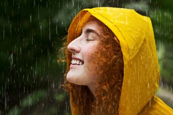 صدای باران، بوی خاک خیس و ترکیبات شیمیایی موجود در هوا چگونه بر مغز تأثیر میگذارند؟ پژوهشها از نقش احتمالی باران در کاهش استرس، بهبود خلقوخو و افزایش آرامش حکایت دارند.