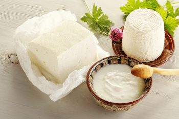 یک مطالعه بزرگ در ژاپن نشان میدهد مصرف لبنیات تخمیری مانند ماست و پنیر با کاهش خطر ابتلا به آرتروز زانو ارتباط دارد