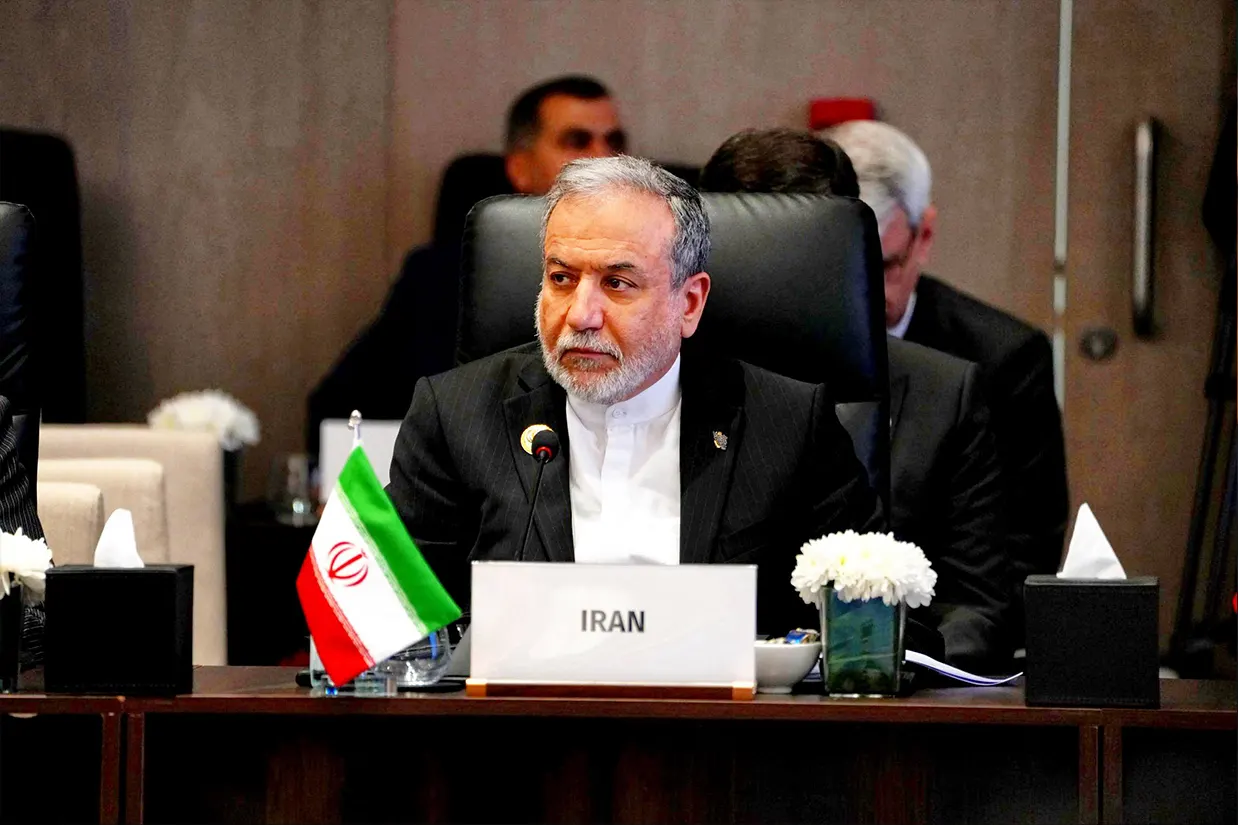عباس عراقچی گفت که طرح هفتروزه تهران همچنان روی میز است و در صورت پذیرش شروط جمهوری اسلامی از سوی آمریکا، تنگه هرمز در روز ششم بازگشایی و مذاکرات در روز هفتم آغاز خواهد شد.