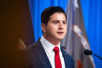 وزارت دادگستری آمریکا روز پنجشنبه ۱۵ اکتبر، پس از شناسایی بیش از ۲۰ هزار فرد «احتمالاً فاقد تابعیت آمریکایی» در فهرست رأیدهندگان ایالت کالیفرنیا، علیه این ایالت شکایت کرد.
