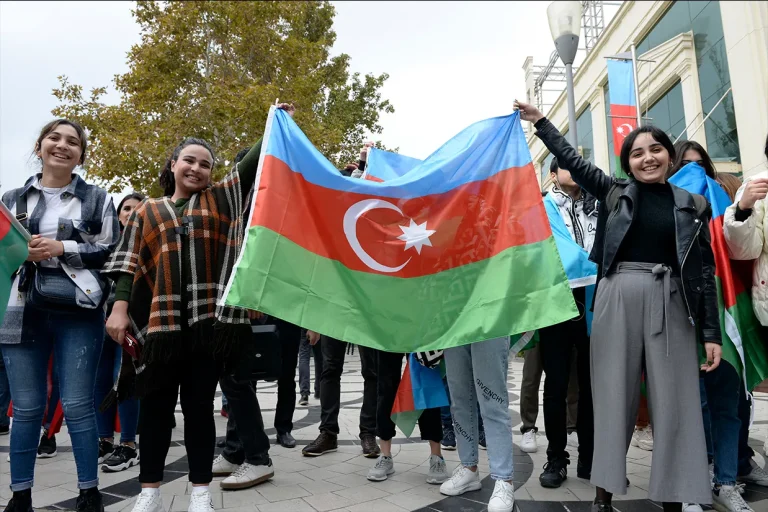 بعد از اجرای مقررات جدید پوشش در مدارس دولتی جمهوری آذربایجان، از حضور دانشآموزان و معلمانی که حجاب اسلامی داشتند، در کلاسهای درس جلوگیری شد.